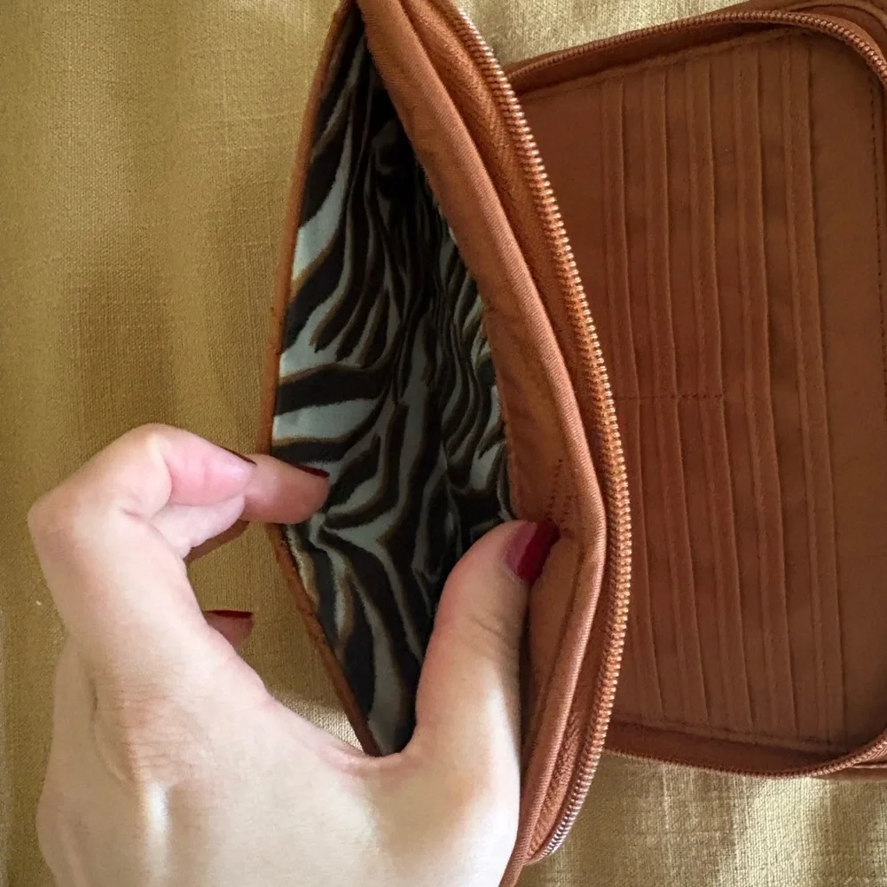 Quilted Brown Wristlet Wallet Lug - Picture 4 of 4